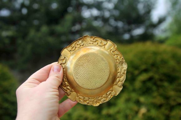 Пепельница в стиле модерн с известным витиеватым узором