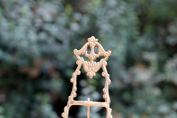 Латунный мольберт для вашей декоративной тарелочки