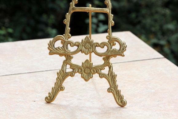 Латунный мольберт для вашей декоративной тарелочки