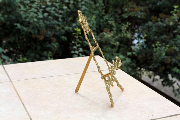 Латунный мольберт для вашей декоративной тарелочки