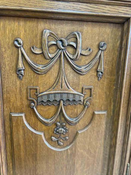 Изысканный комод в стиле модерн