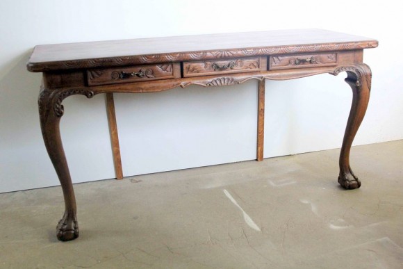 Изысканная пристенная резная консоль из дуба