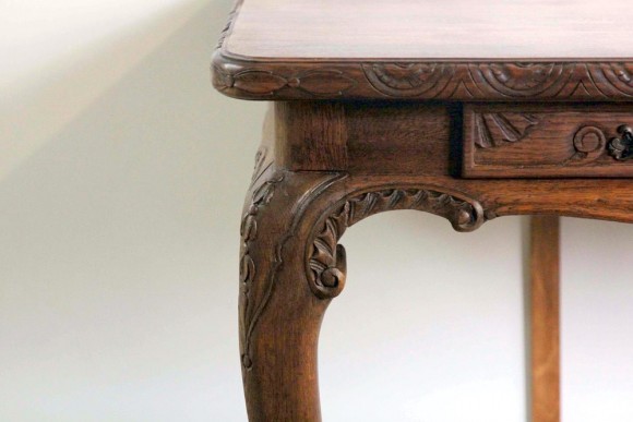 Изысканная пристенная резная консоль из дуба