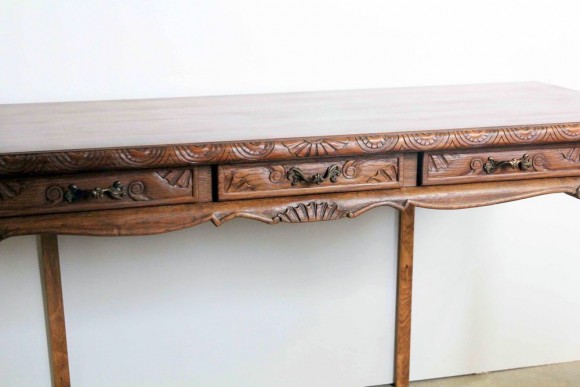 Изысканная пристенная резная консоль из дуба