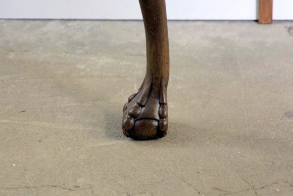 Изысканная пристенная резная консоль из дуба