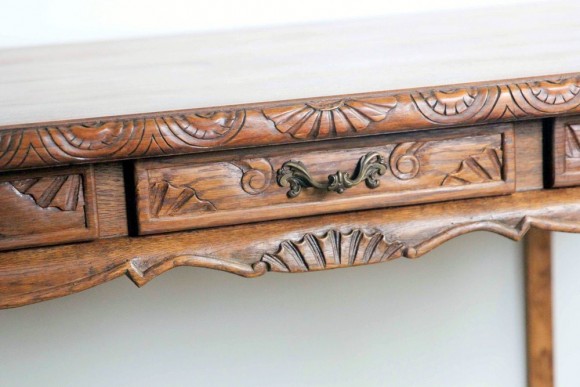 Изысканная пристенная резная консоль из дуба