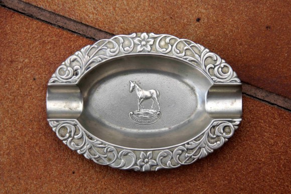 Металлическая пепельница с жеребенком