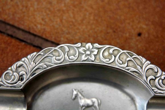 Металлическая пепельница с жеребенком