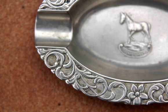 Металлическая пепельница с жеребенком