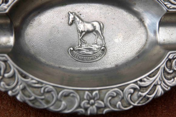 Металлическая пепельница с жеребенком