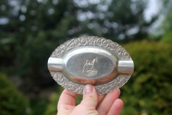 Металлическая пепельница с жеребенком