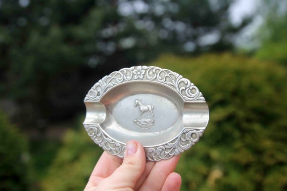 Металлическая пепельница с жеребенком