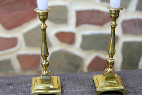Изящная пара латунных подсвечников на квадратном основании