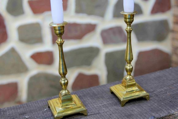 Изящная пара латунных подсвечников на квадратном основании
