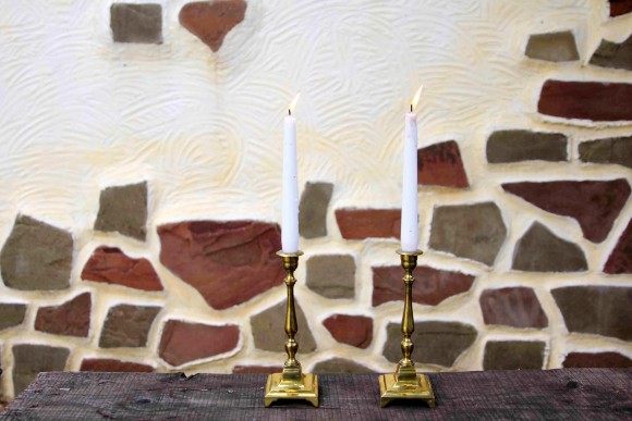 Изящная пара латунных подсвечников на квадратном основании