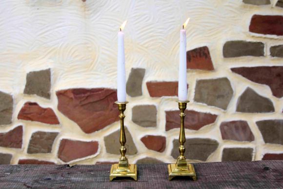 Изящная пара латунных подсвечников на квадратном основании