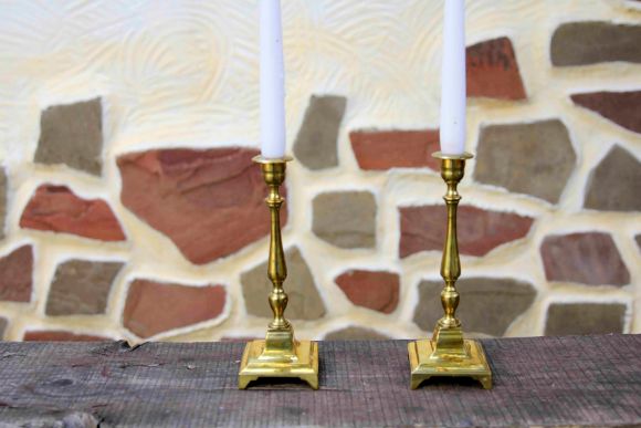 Изящная пара латунных подсвечников на квадратном основании