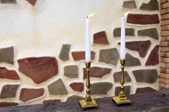Изящная пара латунных подсвечников на квадратном основании