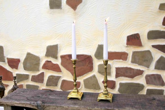 Изящная пара латунных подсвечников на квадратном основании