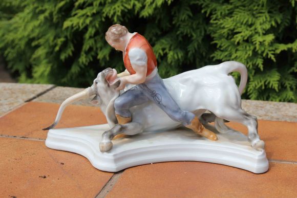 Фарфоровая статуэтка «Укрощение быка»