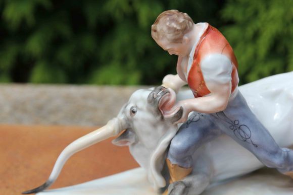 Фарфоровая статуэтка «Укрощение быка»