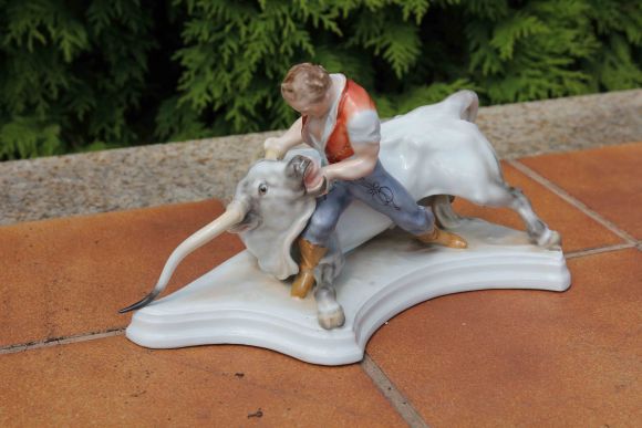 Фарфоровая статуэтка «Укрощение быка»