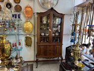 Дубовый стеклянный шкаф - витрина