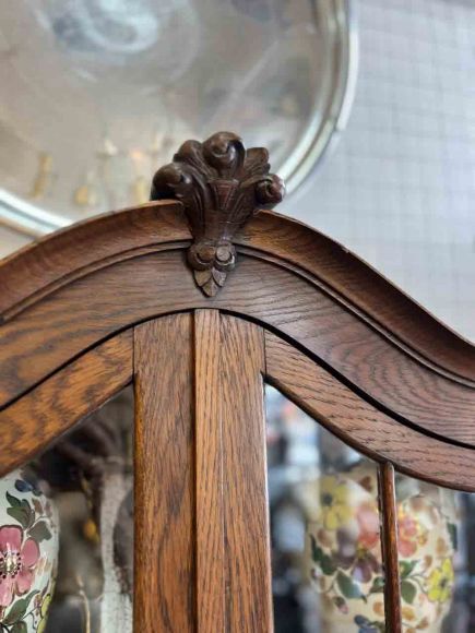 Дубовый стеклянный шкаф - витрина