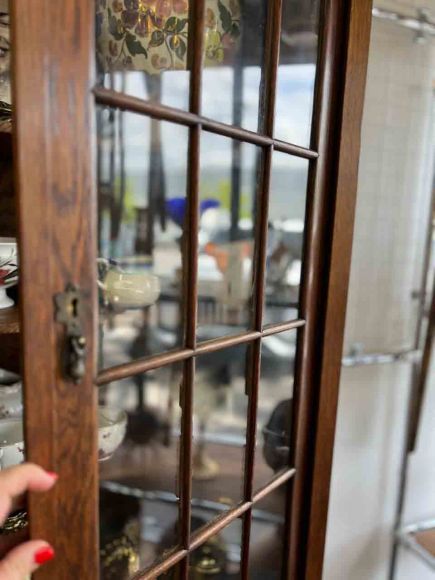 Дубовый стеклянный шкаф - витрина