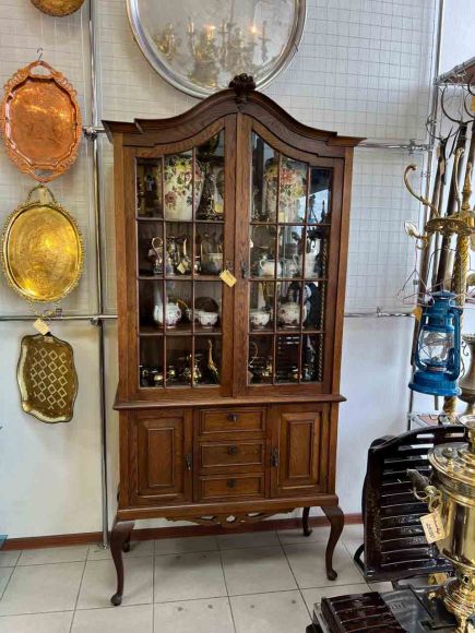 Дубовый стеклянный шкаф - витрина