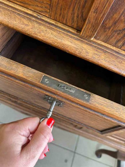 Дубовый стеклянный шкаф - витрина