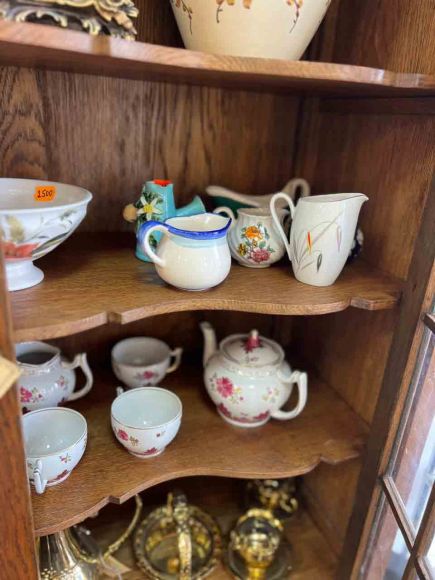 Дубовый стеклянный шкаф - витрина