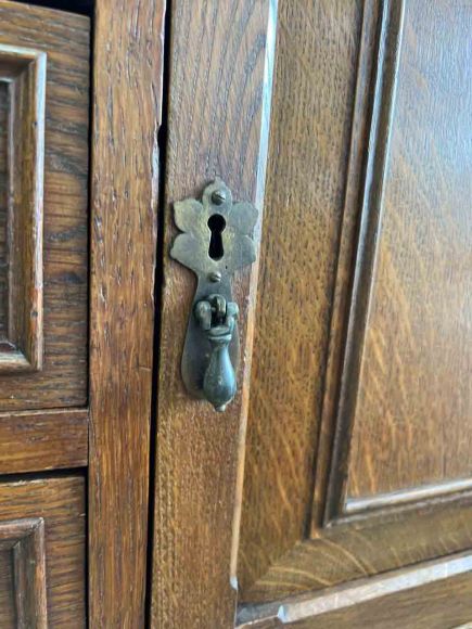 Дубовый стеклянный шкаф - витрина