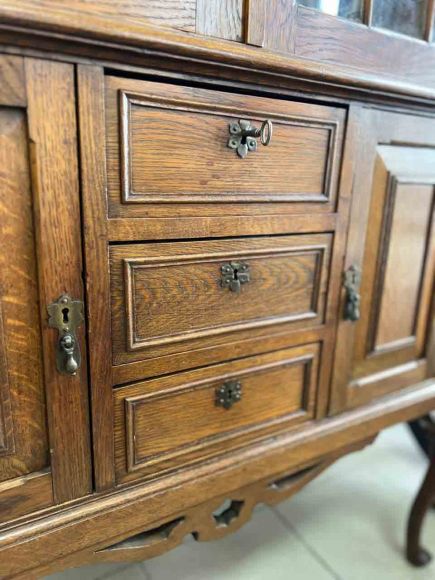 Дубовый стеклянный шкаф - витрина