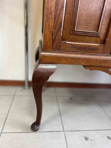 Дубовый стеклянный шкаф - витрина