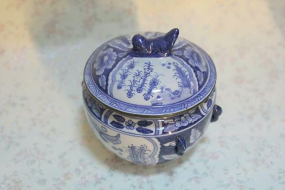 Очень хорошенькая, антикварная  вазочка - шкатулка. Европа. Начало 20 века