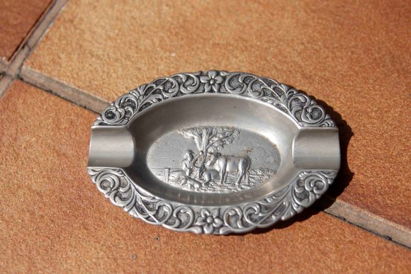 Овальная пепельница "Крестьянин на отдыхе"