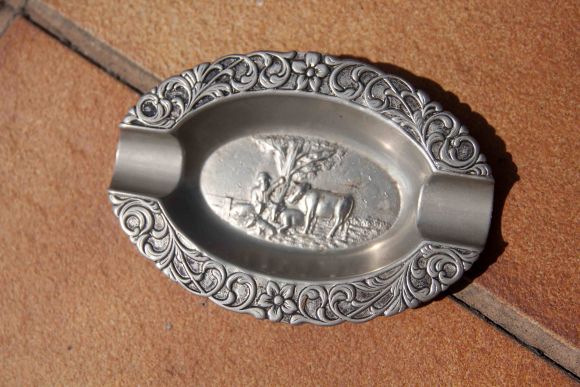 Овальная пепельница "Крестьянин на отдыхе"