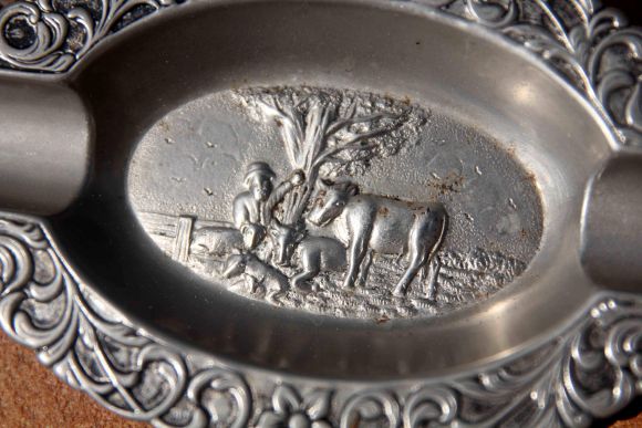 Овальная пепельница "Крестьянин на отдыхе"