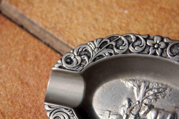 Овальная пепельница "Крестьянин на отдыхе"