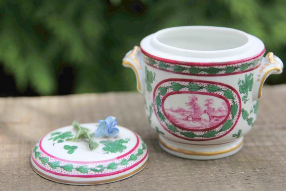 Милая фарфоровая шкатулочка из Франции