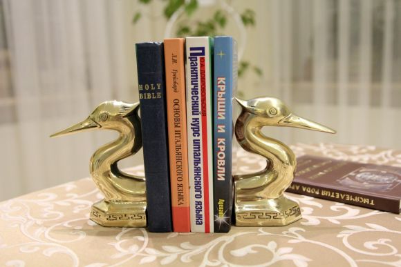 Интересные держатели для книг - BOOKEND
