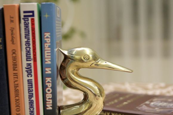 Интересные держатели для книг - BOOKEND
