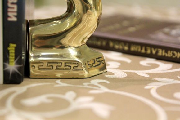 Интересные держатели для книг - BOOKEND