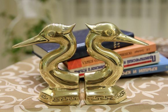 Интересные держатели для книг - BOOKEND