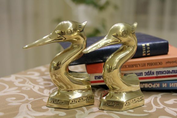 Интересные держатели для книг - BOOKEND