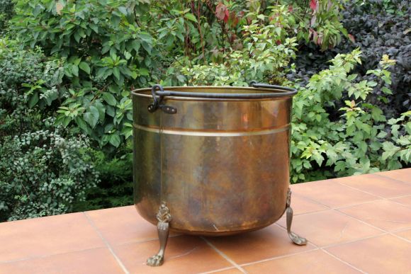 Огромное латунное кашпо на ножках