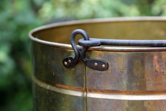 Огромное латунное кашпо на ножках