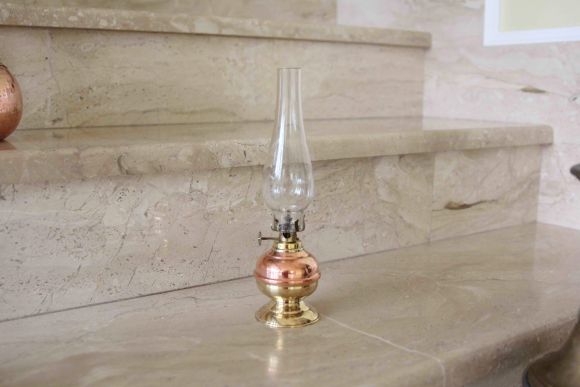 Миниатюрная старинная керосиновая лампа из меди и латуни.
