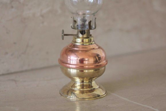 Миниатюрная старинная керосиновая лампа из меди и латуни.